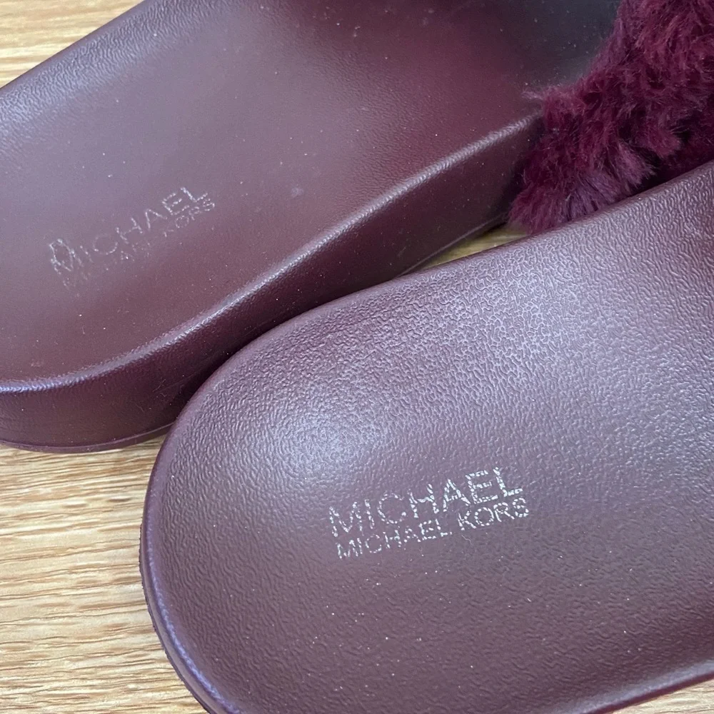 MK Michael Kors Faux Fur Bordeaux Burgundy Logo Slides Sz 8M